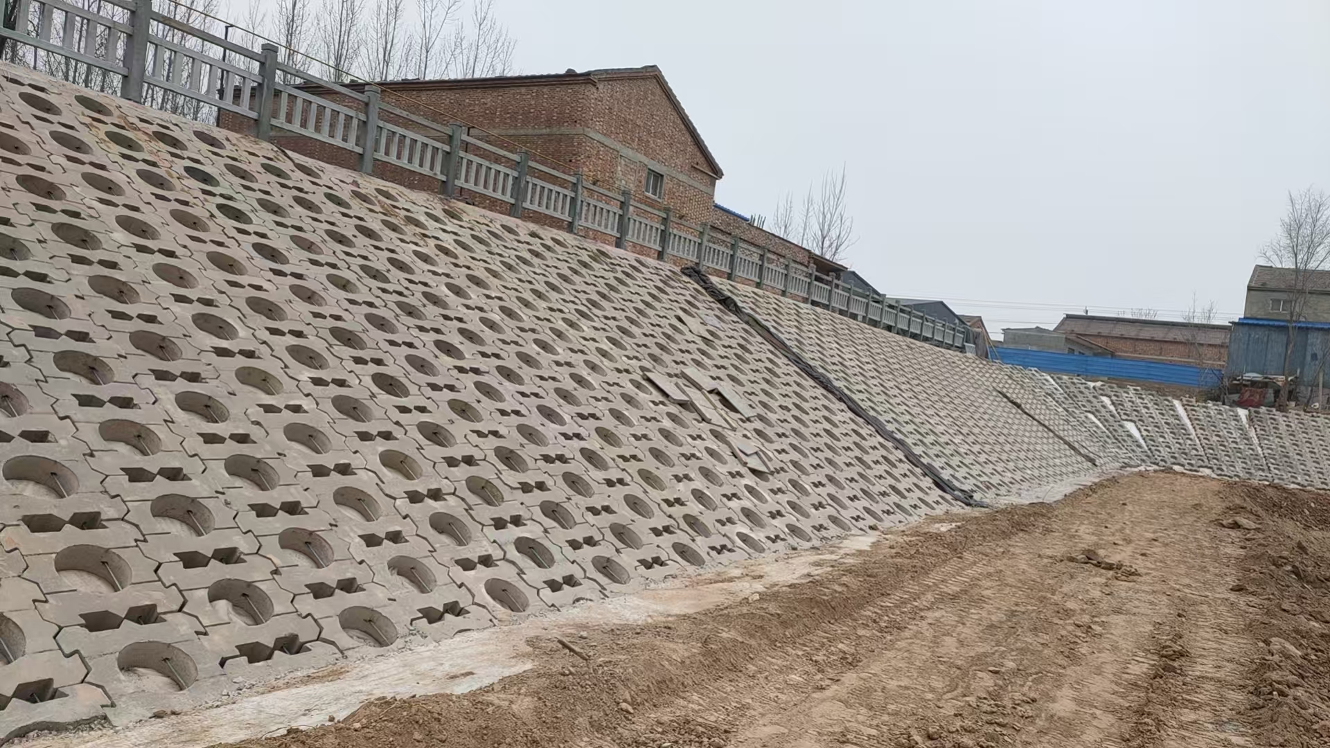 鉸接式護(hù)坡磚穿孔護(hù)坡磚